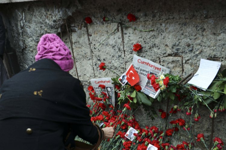 Uğur Mumcu, &ouml;l&uuml;m&uuml;n&uuml;n 27'nci yılında anıldı