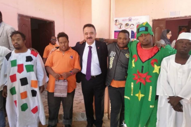B&uuml;y&uuml;kel&ccedil;i Neziroğlu, Sudanlı down sendromlu &ccedil;ocuklarla dans etti