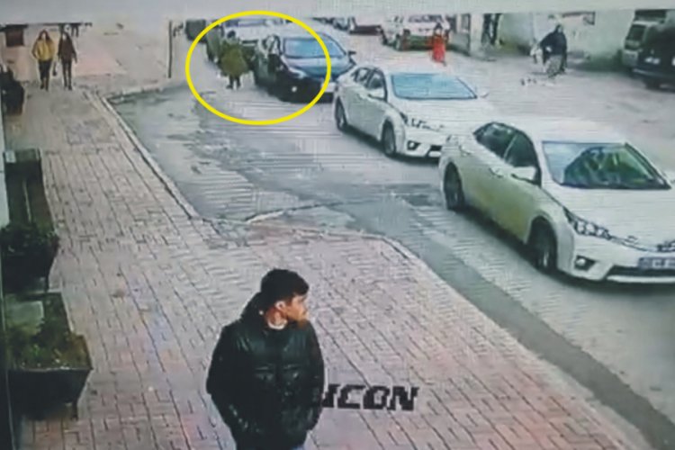 Turist kadının d&uuml;ş&uuml;rd&uuml;ğ&uuml; c&uuml;zdanı alıp&nbsp;uzaklaştı