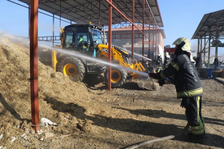 Yangında 20 bin TL'lik saman k&uuml;l oldu