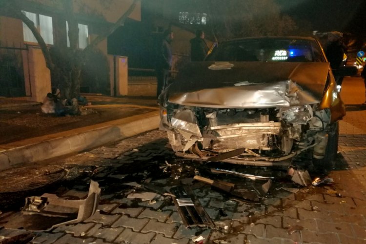 Motora &ccedil;arpan s&uuml;r&uuml;c&uuml;, sonra park halindeki araca &ccedil;arptı