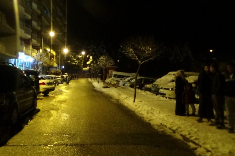 Siirt'te vatandaşlar sokağa d&ouml;k&uuml;ld&uuml;