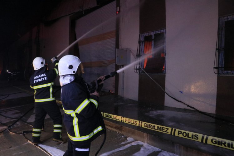 Deri fabrikasında yangın &ccedil;ıktı