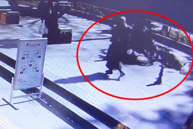 Yaya ge&ccedil;idindeki motosiklet &ccedil;arptı!