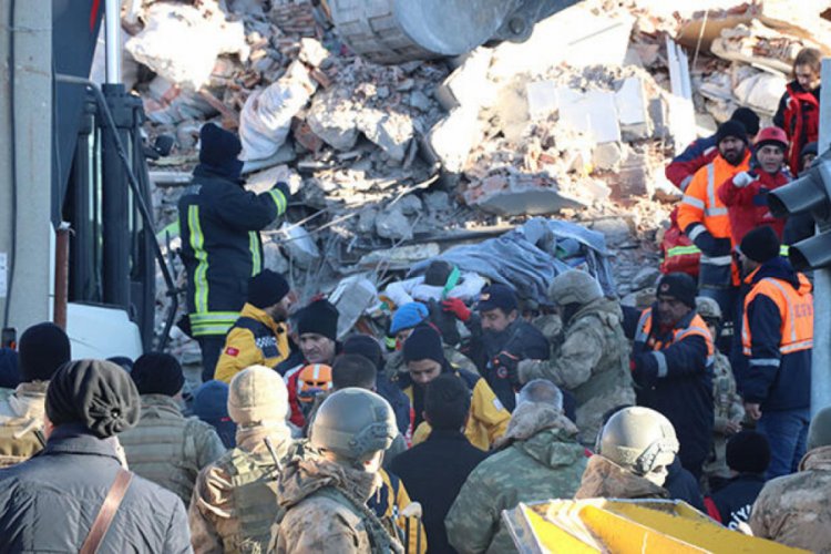 Enkazdan 8 dakika arayla &ccedil;ıkarılan Mira&ccedil; hayatını kaybetti, annesi tedaviye alındı