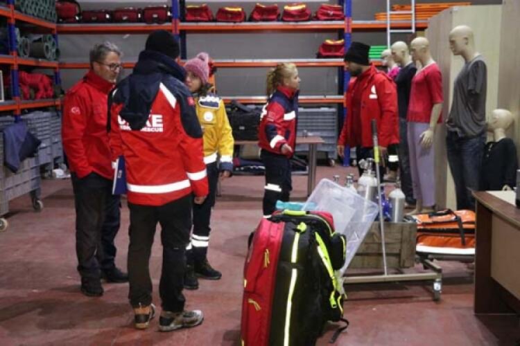 T&uuml;rkiye'nin d&ouml;rt bir yanından afet b&ouml;lgesine yardım yağıyor