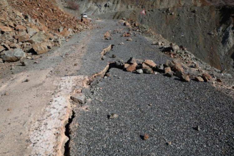 Depremin şiddetiyle yolu b&ouml;yle ikiye ayırdı!