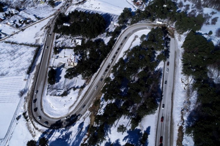Bursa Uludağ'da kilometrelerce ara&ccedil; kuyruğu oluştu
