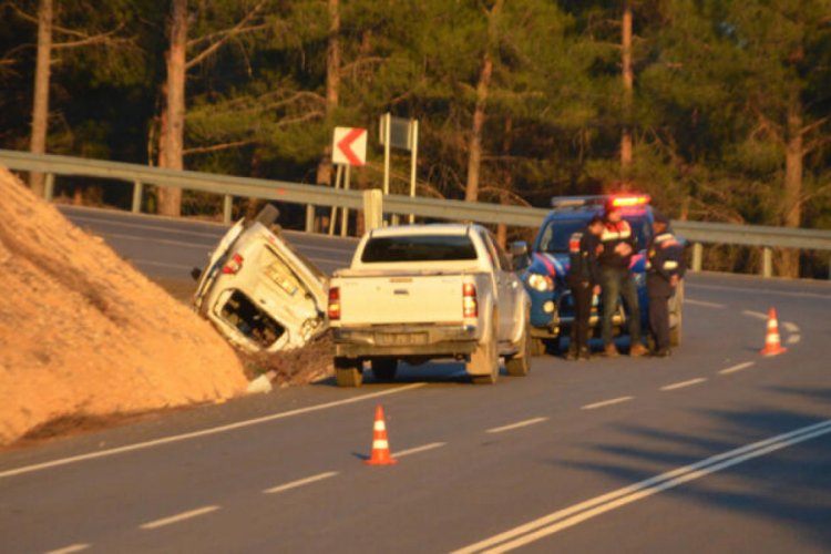 Midib&uuml;s ile kamyonet &ccedil;arpıştı: &Ccedil;ok sayıda yaralı var