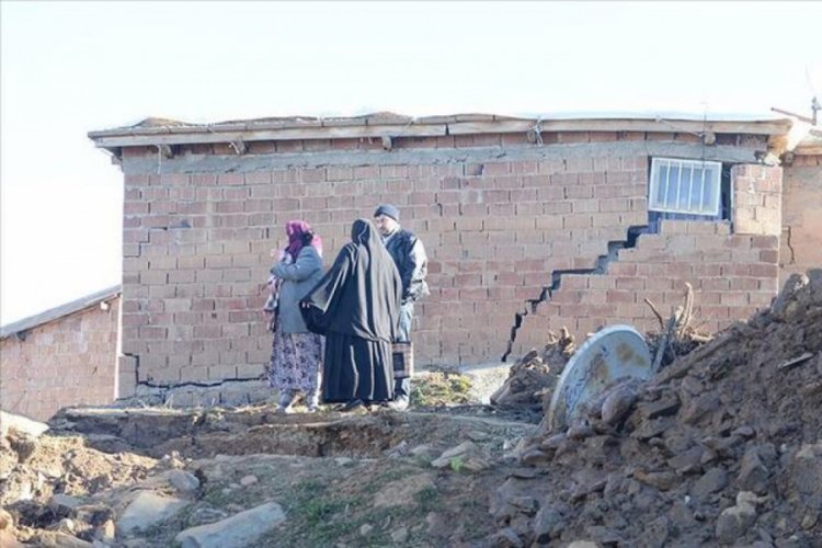 Kızılay deprem b&ouml;lgesinde sıcak yemek dağıtımına başladı