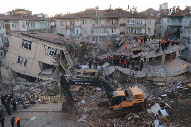 Enkazda 9 kişiye ulaşma &ccedil;alışmaları s&uuml;r&uuml;yor