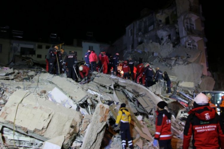Elazığ'da &ccedil;&ouml;ken Mavi G&ouml;l Apartmanı Van depreminde de hasar g&ouml;rm&uuml;ş!