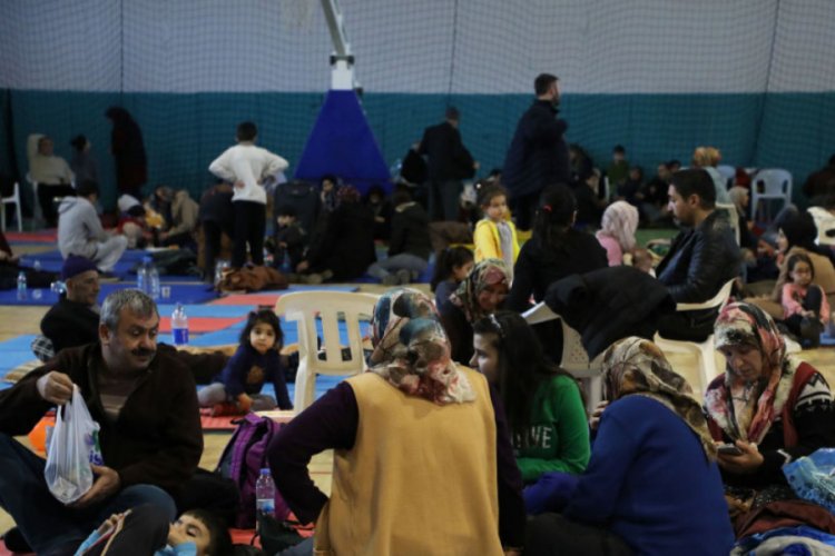 Depremzedeler, geceyi spor salonunda ge&ccedil;iriyor
