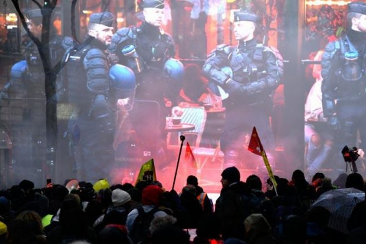 Fransa'da sarı yelekliler g&ouml;sterilerin 63. haftasında sokaklarda