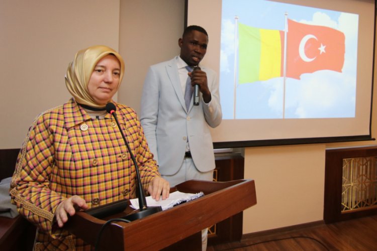 Malili &ouml;ğrenciler depremde yaşamını yitirenleri Bursa'da andı