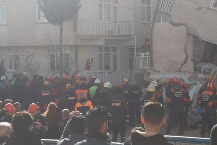Yan yatan bina, Bakan Kurum yanından ge&ccedil;tiği sırada sallandı