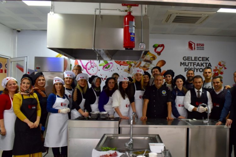 Bursa iş d&uuml;nyası glutensiz besinler i&ccedil;in mutfağa girdi