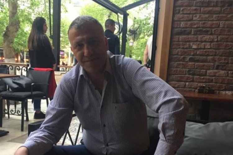 Depremde başına d&uuml;şen sac par&ccedil;asıyla &ouml;ld&uuml;