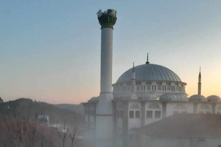 Depremde hasar g&ouml;ren cami minaresi yıkıldı