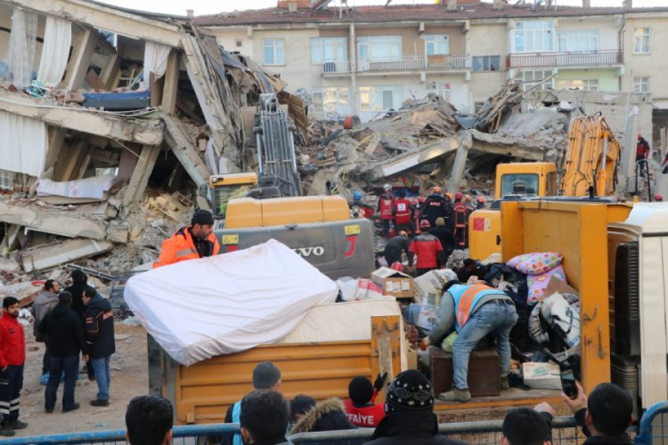 Elazığ'da yana &ccedil;&ouml;ken bina yine sallandı