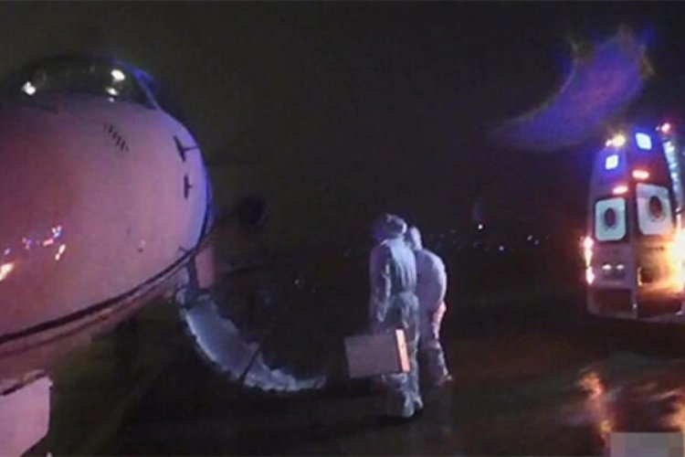 &Ccedil;inli kadın u&ccedil;aktan iner inmez ambulansa alındı
