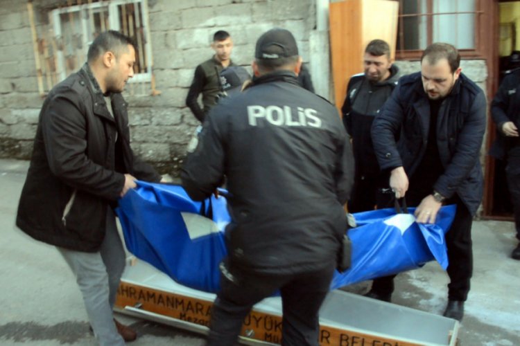 Annesi namaz kılarken intihar etti
