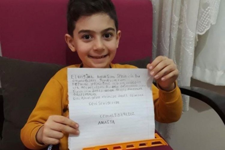 Minik Yiğit, deprem b&ouml;lgesindeki &ccedil;ocuklara oyuncak yolladı