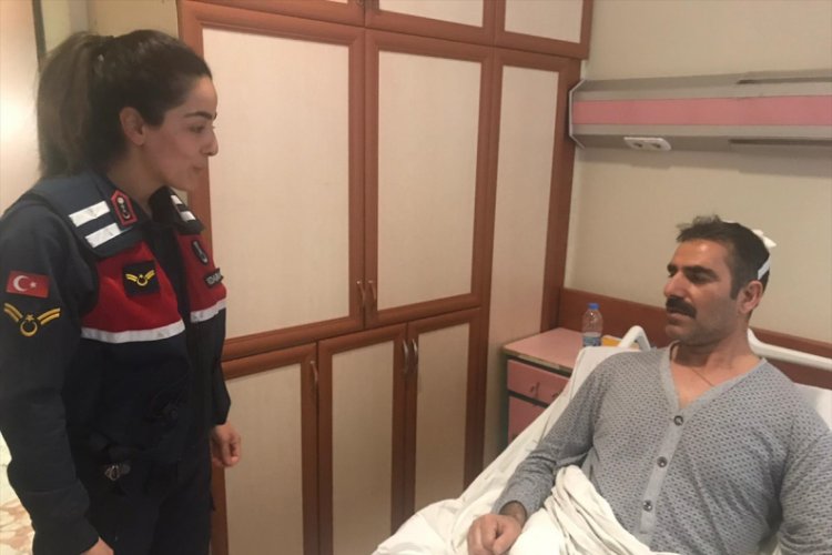 Jandarma ekipleri hastanede depremzedeleri ziyaret etti