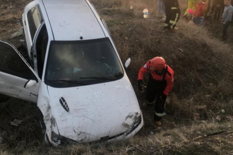 Otomobil şarampole girdi: 2 &ccedil;ocuk yaralı