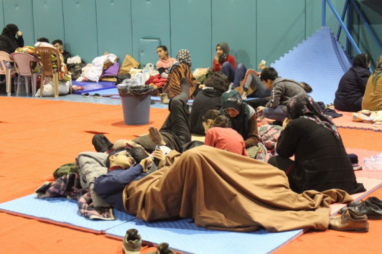 Depremzedeler geceyi spor salonunda ge&ccedil;iriyor