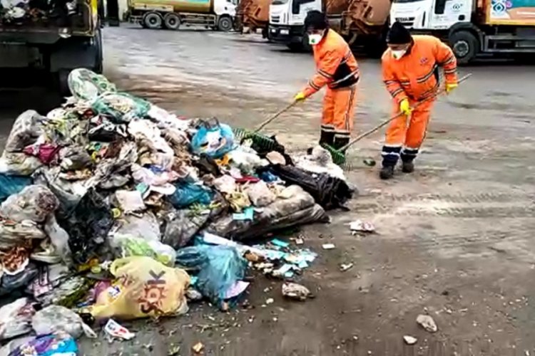 &Ccedil;&ouml;pe atılan parayı bulup sahibine verdiler