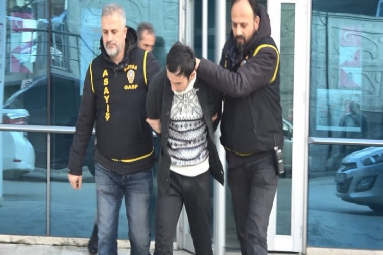 Bursa'da silah ve bı&ccedil;akla market &ccedil;alışanlarını gasp eden zanlı tutuklandı