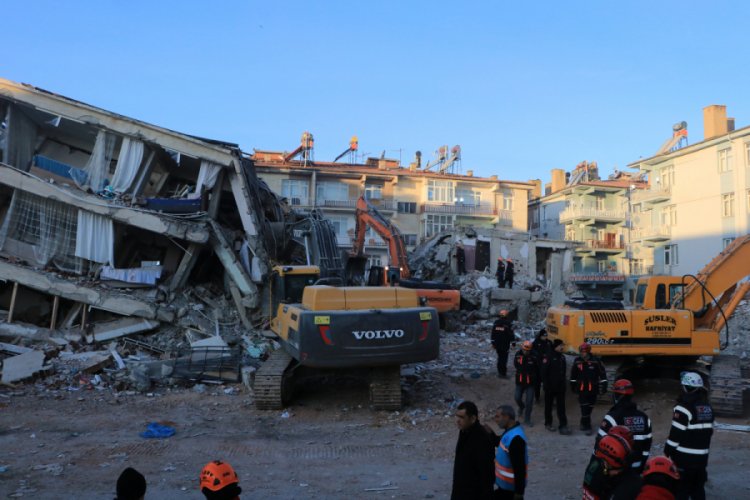 S&uuml;rs&uuml;r&uuml;'de enkazda kalan 2 kişiyi kurtarma &ccedil;alışmaları s&uuml;r&uuml;yor