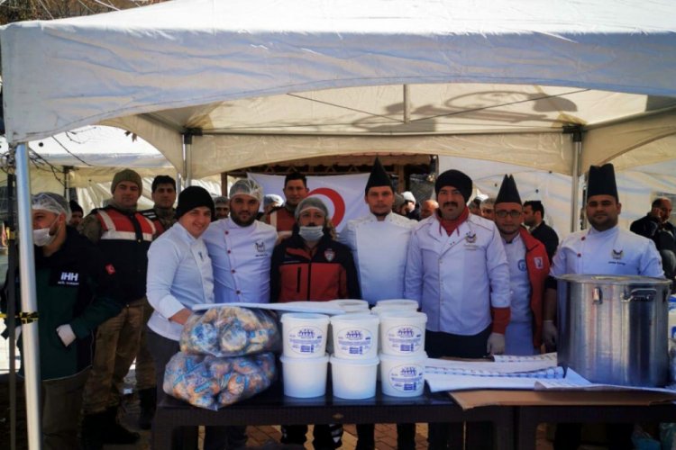 Deprem b&ouml;lgesinde, afetzedeler i&ccedil;in her g&uuml;n 15 bin kişilik yemek
