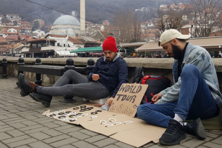 T&uuml;rk kardeşler, otostopla Balkanlar'ı geziyor