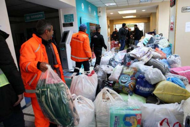 Aksaray'dan deprem b&ouml;lgesine 3 TIR dolusu yardım