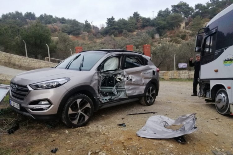 Midib&uuml;s ile &ccedil;arpışan cipteki 3 kişi yaralandı