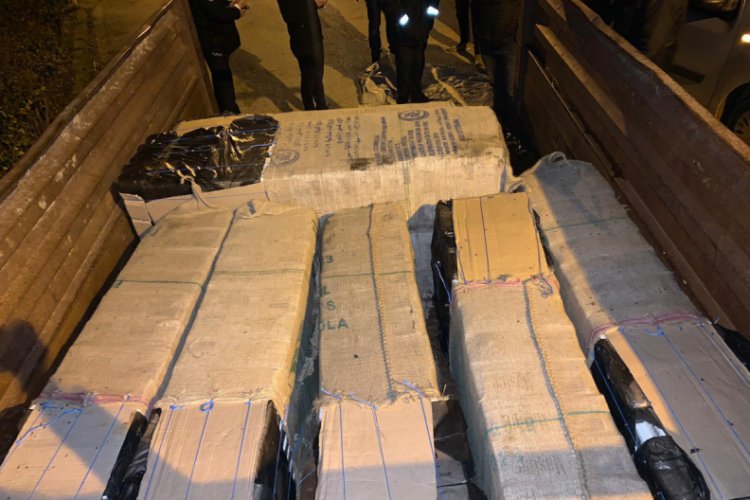 Trakt&ouml;r r&ouml;morkunda 9 bin paket ka&ccedil;ak sigara ele ge&ccedil;irildi