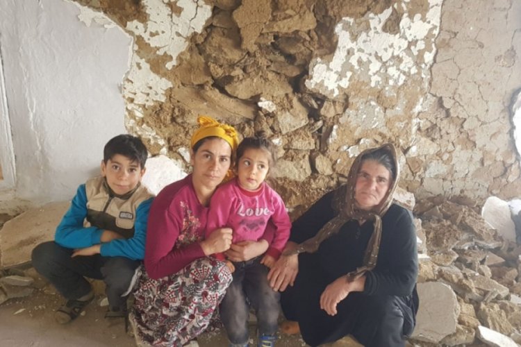 Depremin yıktığı evde yaşamaya devam ediyorlar