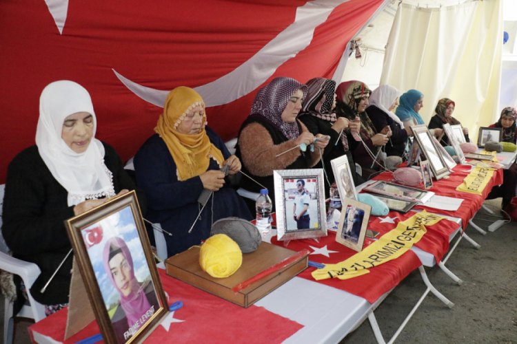 HDP &ouml;n&uuml;ndeki aileler, depremzedelere atkı &ouml;r&uuml;yor