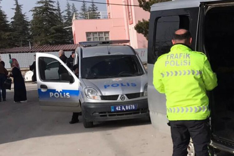 Ka&ccedil;ak g&ouml;&ccedil;men taşıyan ehliyetsiz s&uuml;r&uuml;c&uuml; yakalandı