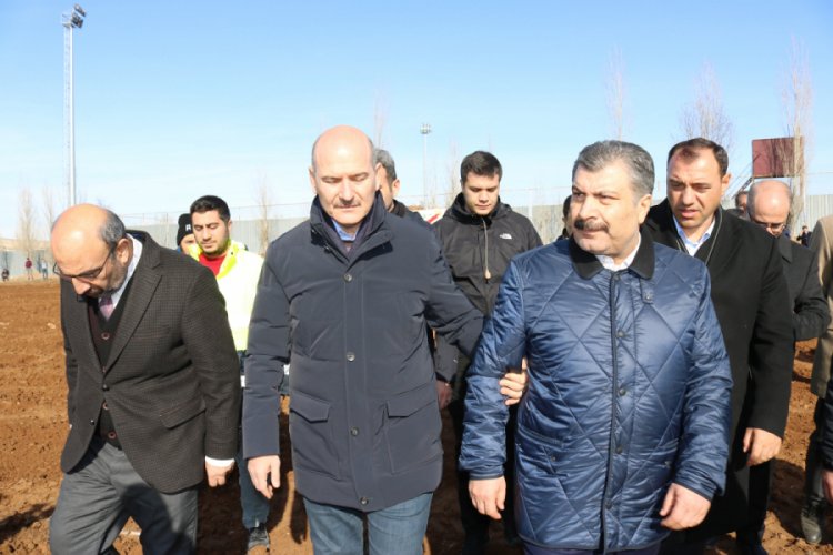 Bakanlar, konteyner kent yapılacak alanda incelemelerde bulundu