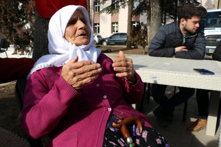 Hayriye nine, emekli aylığından depremzedelere 100 lira bağışladı
