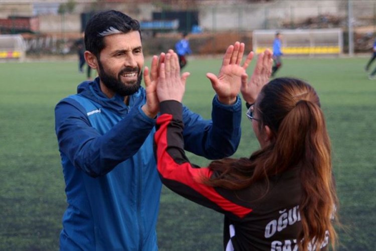 Mustafa &ouml;ğretmen &ouml;ğrencilerine sporla umut aşılıyor
