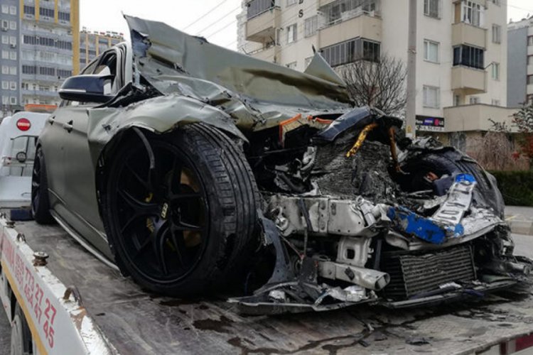 L&uuml;ks otomobil ile halk otob&uuml;s&uuml; &ccedil;arpıştı: 1 &ouml;l&uuml;