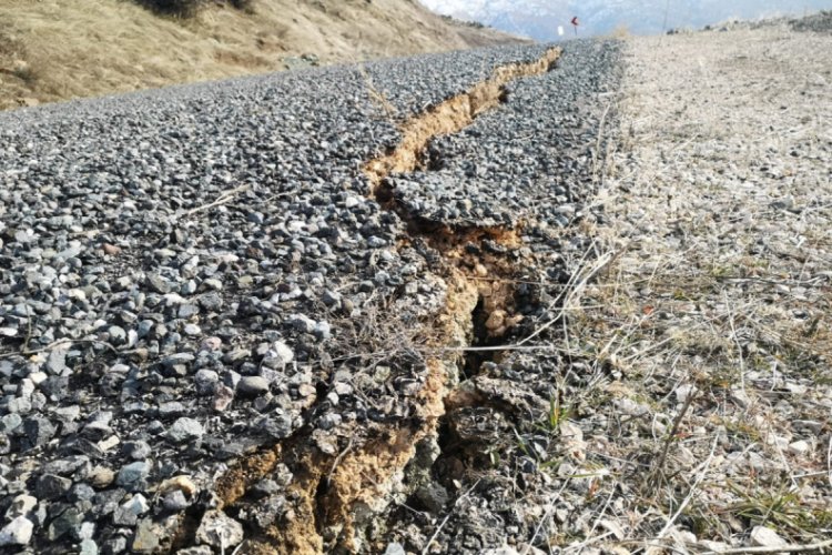 Depremde Sivrice'deki k&ouml;y yollarında dev yarıklar oluştu