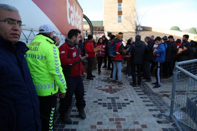 Emniyet Genel M&uuml;d&uuml;r&uuml;, depremzedelere kumanya dağıttı