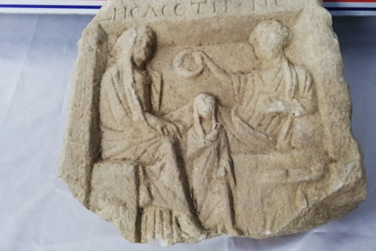 Roma d&ouml;nemine ait mezar steli ele ge&ccedil;irildi