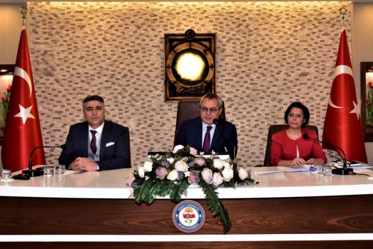 Manisa Valisi: "241 ağır hasarlı, 446 az hasarlı konut var"