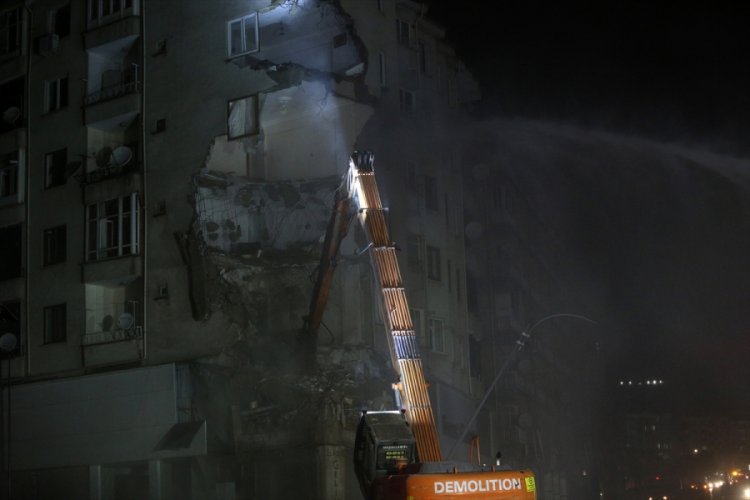 &Ccedil;&ouml;kme tehlikesi olan bina yıkılıyor